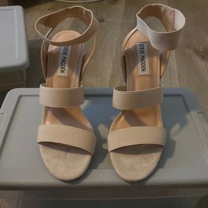 NWT STEVE MADDEN STRAPPY HEEL